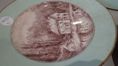 Suite de trois assiettes en faïence fine...