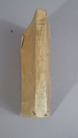Carnet de lettrines collées. In-16 plein...