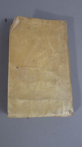 Carnet de lettrines collées. In-16 plein...