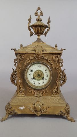 Pendule en bronze doré, le cadran émaillé...
