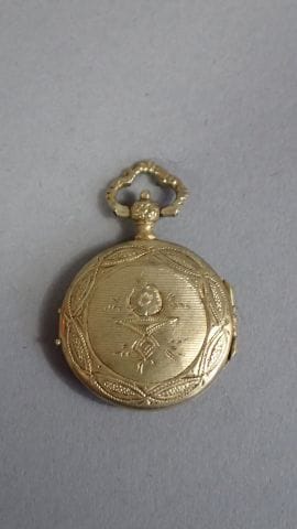 Petit médaillon ouvrant en or. 4gr