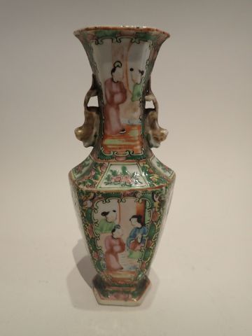 CHINE. Vase en porcelaine, à pans coupés...