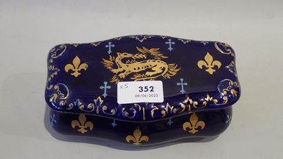 Lot d'un boite en porcelaine bleu nuit à...