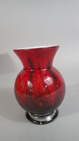 Pascal GUERNIC. Vase en verre rouge et noir...
