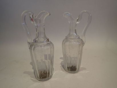 Paire de burettes en cristal taillé à côtes...
