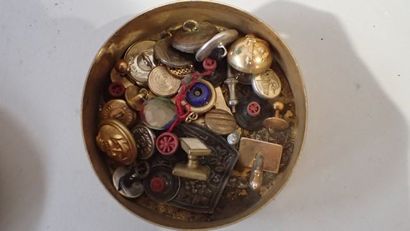 Une boite de laiton ronde (boutons divers...
