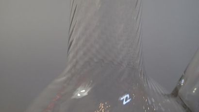 Grande carafe en verre torsadé. Anse travaillée...