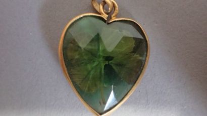 Petit pendentif cœur en verre facetté contenant...