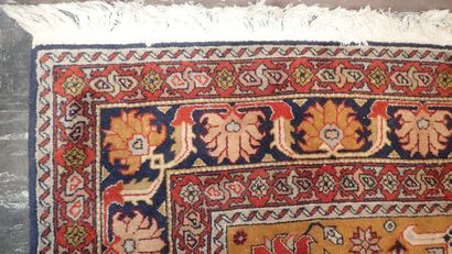 Tapis mécanique en laine à décor oriental...