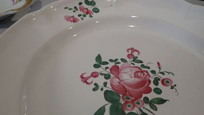 Ensemble de faïence de l'Est polychrome comprenant...