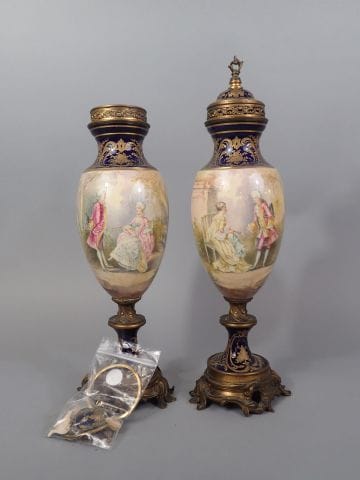 SEVRES, dans le goût de. Paire de vases couverts...