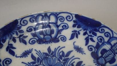 DELFT. Deux assiettes en faïence à décor...