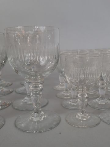 Partie de service de verres en cristal taillé...