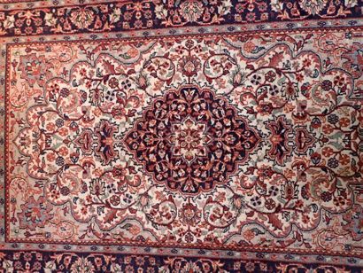 Tapis de laine mécanique à motif floral stylisé.
Dim...