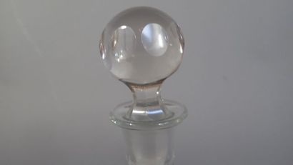 Deux carafes en cristal taillé, avec leur...