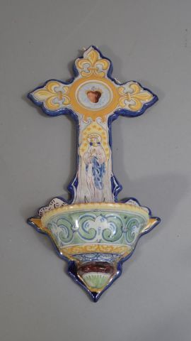 Antoine MONTAGNON Nevers, Bénitier en faïence...