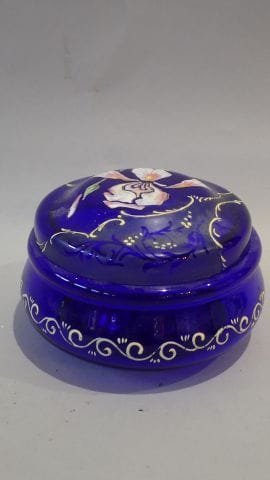 Lot d'un boite en porcelaine bleu nuit à...