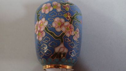 Cinq petits vases en cuivre cloisonné à décor...
