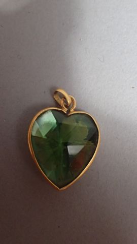 Petit pendentif cœur en verre facetté contenant...