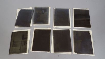 Huit plaques de photos sur verre d'un intérieur...