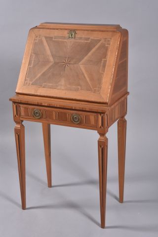 Petit secrétaire de pente à décor marqueté...