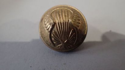 Une boite de laiton ronde (boutons divers...