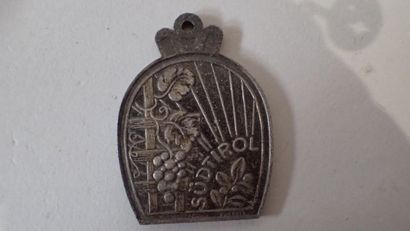 Une boite de laiton ronde (boutons divers...