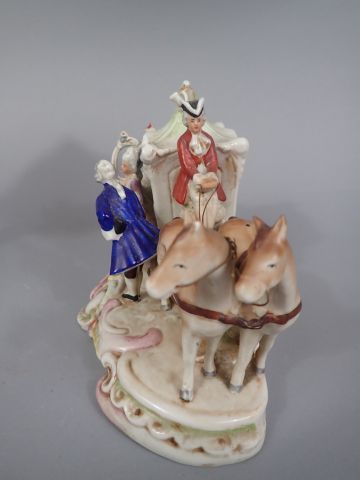 Deux groupes en porcelaine polychrome : 