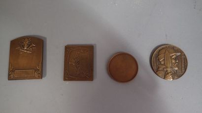 Ensemble de quatre médailles et plaquettes...