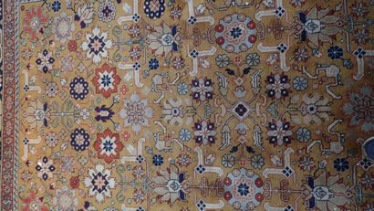 Tapis mécanique en laine à décor oriental...