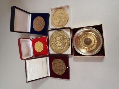 Réunion d’un vide-poche en laiton doublé...