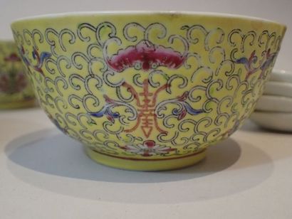 Service en porcelaine comprenant cinq bols...