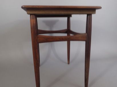 Partie de table gigogne en palissandre; Travail...