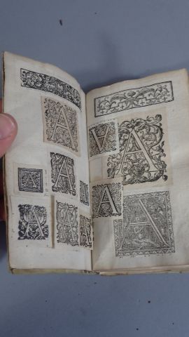 Carnet de lettrines collées. In-16 plein...