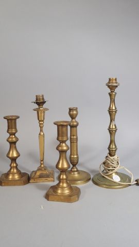 Paire de bougeoirs en bronze doré, pied carré...