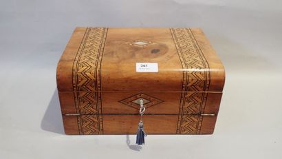 Coffret de toilette formant écritoire en...