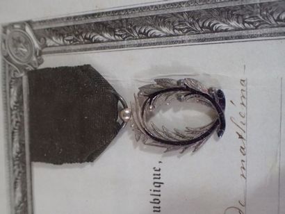 Ensemble de trois diplômes de médaille encadré:...