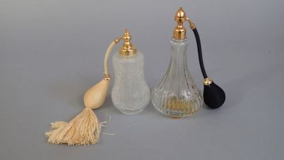 Deux vaporisateurs à parfum, un modèle Marcel...