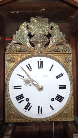 Buffet horloge en noyer. Buffet ouvrant par...