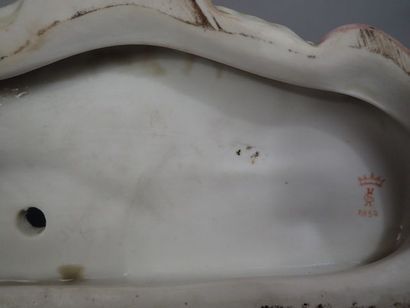 Deux groupes en porcelaine polychrome : 