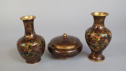 Deux vases et un boite couverte en cuivre...