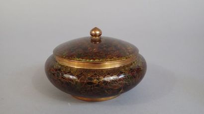 Deux vases et un boite couverte en cuivre...