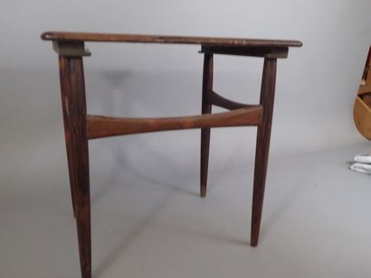 Partie de table gigogne en palissandre; Travail...