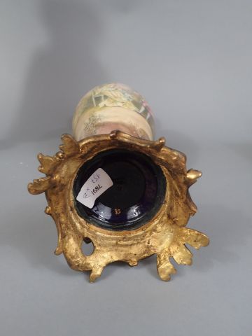 SEVRES, dans le goût de. Paire de vases couverts...