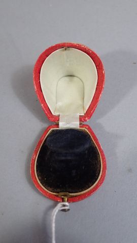 Petit coffret à bague cartonnée de rouge,...