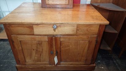 Buffet horloge en noyer. Buffet ouvrant par...