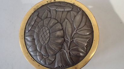 Une boite de laiton ronde (boutons divers...