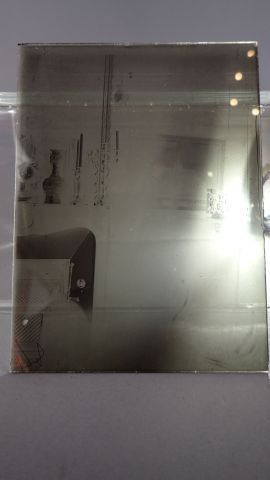 Huit plaques de photos sur verre d'un intérieur...