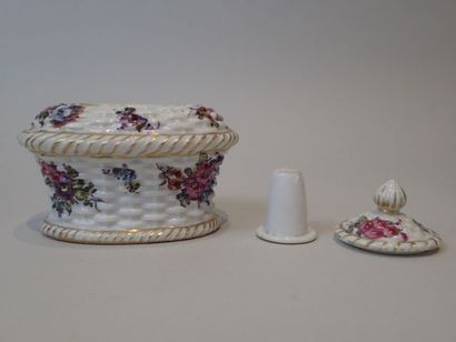 SAXE. Encrier en porcelaine à décor floral...