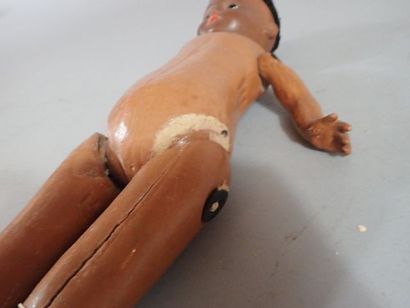 Poupée noire, tête en porcelaine. Corps articulé,...